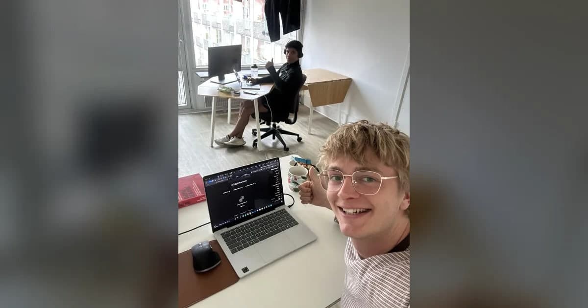 Carl og Martin på deres kollegieværelse på Nørrebro, hvor de bygger Håndværker AI
